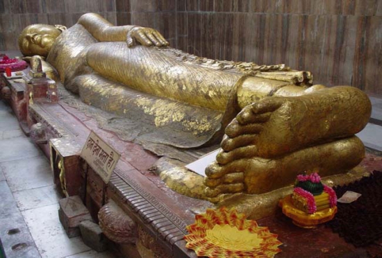Tượng Phật Nhập Niết Bàn bên trong chùa Đại Bát Niết Bàn tại thành Câu Thi Na | The Lying Statue of the Buddha inside the Mahaparinirvana Temple.